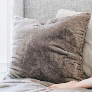 Saranoni Grand Faux Fur 26x26 Euro Pillow Cover in Timberwolf including pillow